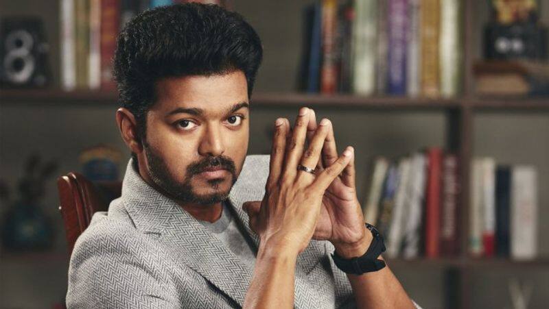 ரசிகர்களை அழைத்து விஜய் பாராட்டு!