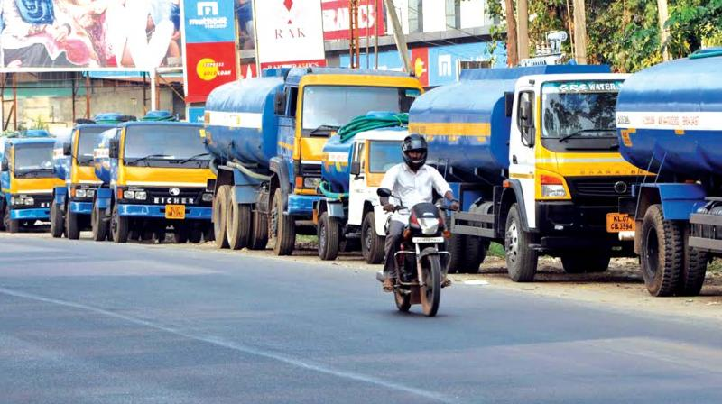 சென்னையில் மெட்ரோ குடிநீர் லாரிகள் வேலைநிறுத்தப் போராட்டம்!