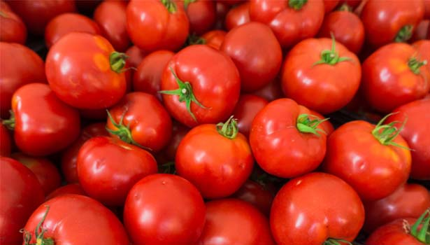 Crowds flock to buy tomatoes in Chennai