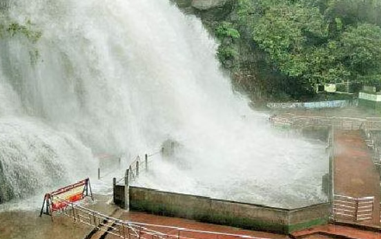 குற்றால அருவிகளில் கடும் வெள்ளப்பெருக்கு